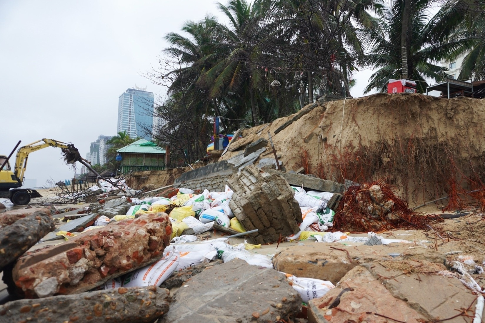 Hình ảnh nhếch nhác, tan hoang ở 'bãi biển quyến rũ nhất hành tinh'