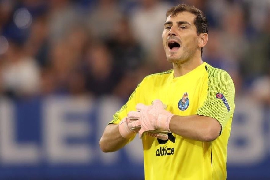 Iker Casillas bất ngờ nhận là gay, Carles Puyol xuất hiện gây sốc