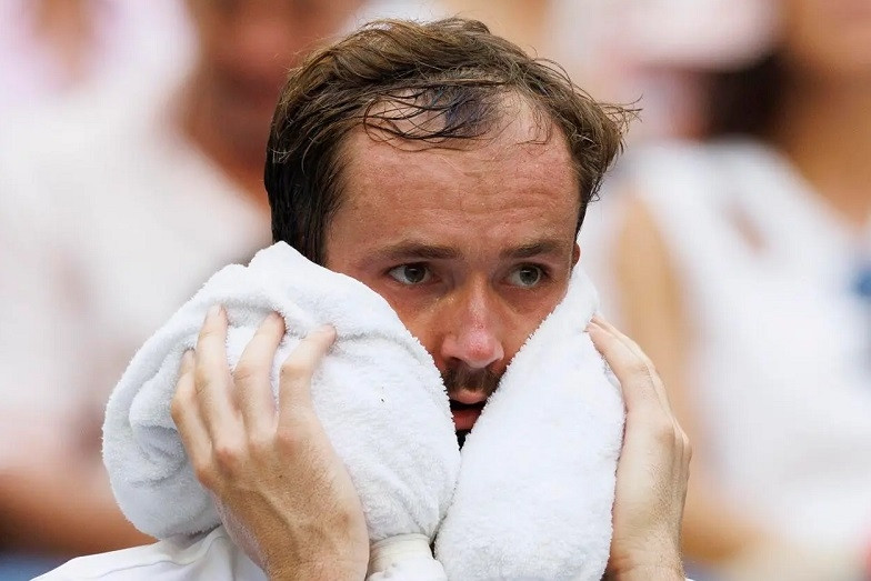 Medvedev nổi đóa, đập tan vợt sau khi bị loại khỏi Paris Masters