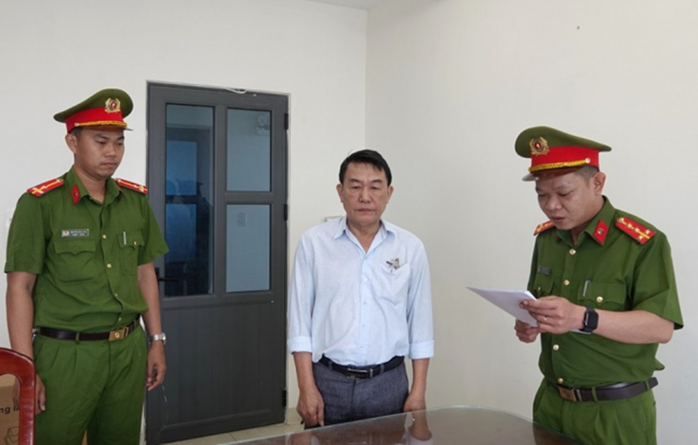 Nguyên chủ tịch phường bị khởi tố vì thiếu trách nhiệm khi xác nhận cấp sổ đỏ.jpg