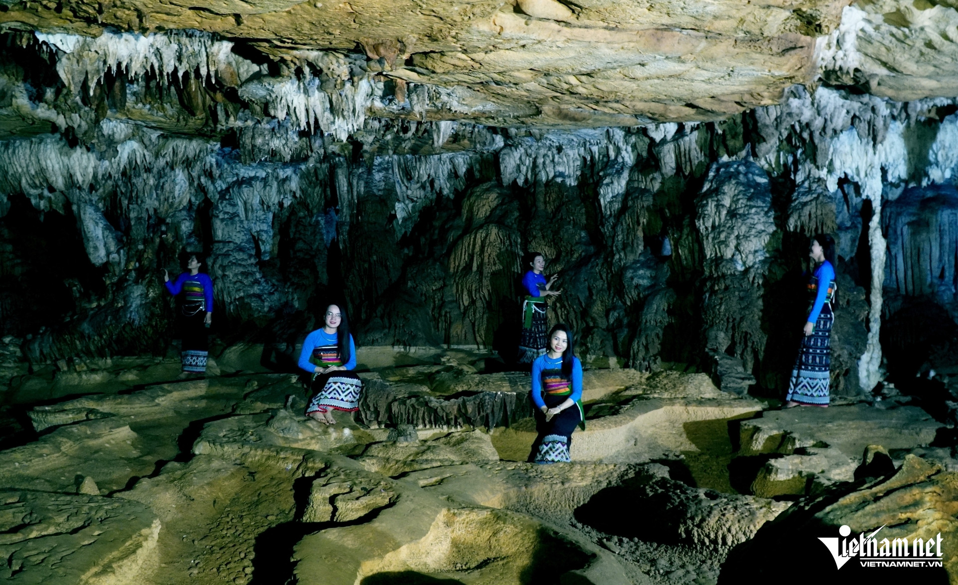 W-1Nhũ đá hình tượng phật.JPG.jpg