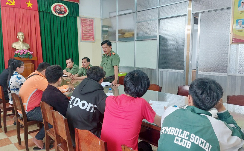 Công an phạt nửa tỷ đồng đối với 13 người bán trái phép tài khoản ngân hàng. Ảnh: Công an Đồng Tháp