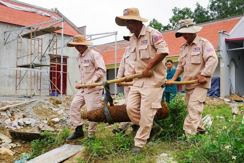 Đào rãnh thoát nước trong vườn, phát hiện bom có bán kính phát nổ lên tới 1,5km