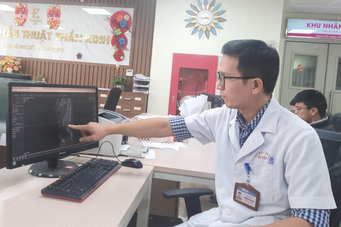 Gác chân lên táp lô của ô tô, người đàn ông bị tai nạn liệt cả 2 chân