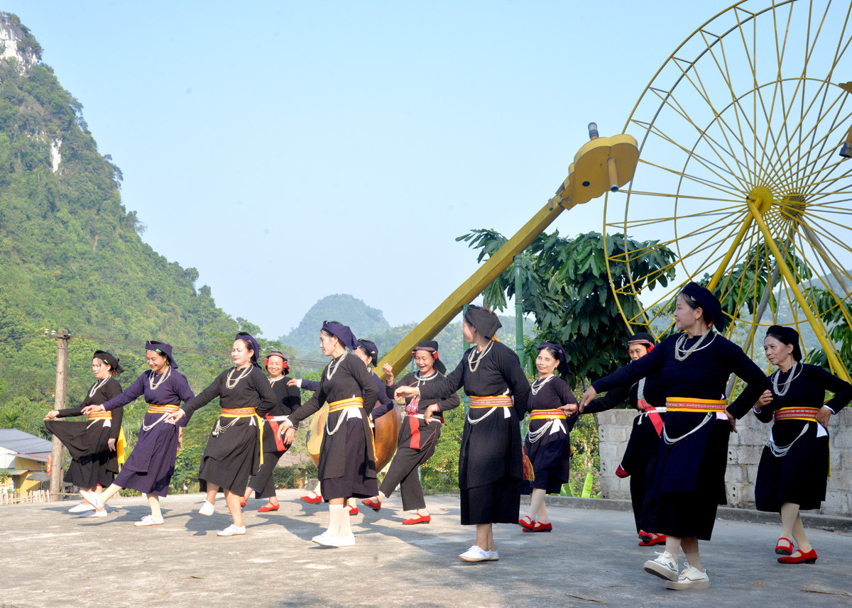 Đồng bào Tày thôn Khun, xã Bằng Lang biểu diễn làn điệu dân ca truyền thống.