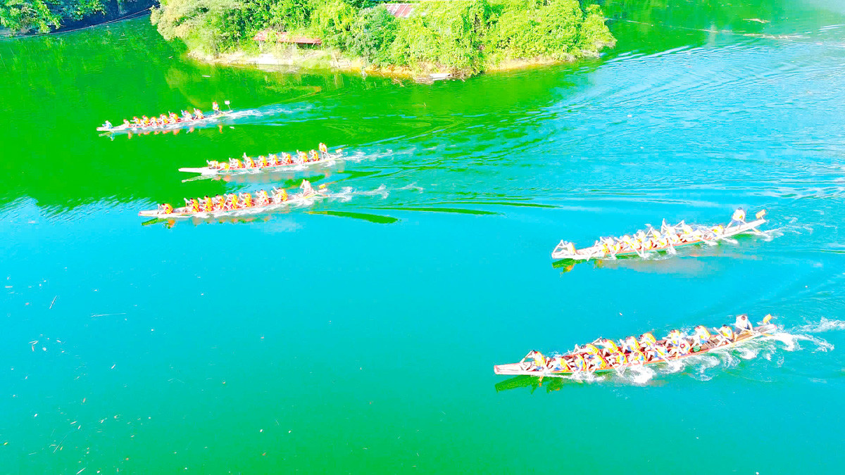 Đua thuyền trên lòng hồ thủy điện sông Chừng (Quang Bình).