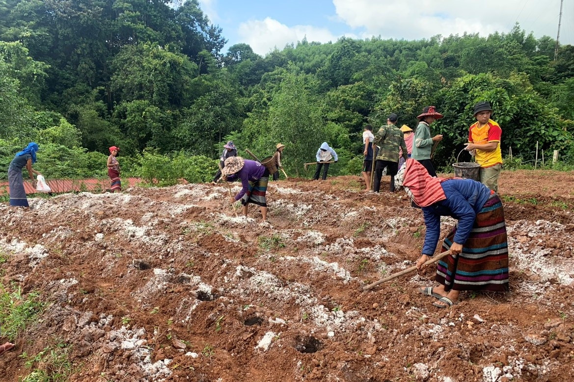 Tuyên truyền, vận động đồng bào Ma Coong giữ rừng, phát triển kinh tế