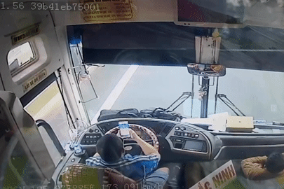 Tài xế vừa lướt mạng vừa phóng ô tô khách 100km/h