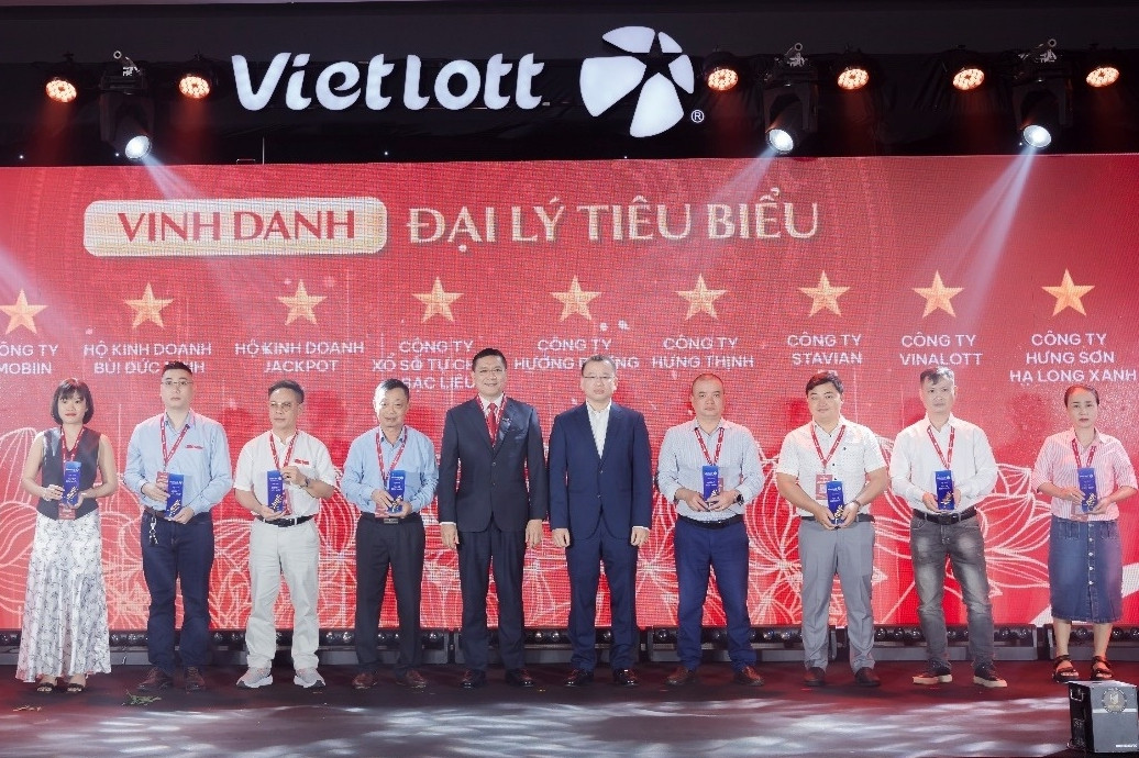 Vietlott vinh danh các đại lý, điểm bán hàng tiêu biểu sau hơn 8 năm kinh doanh