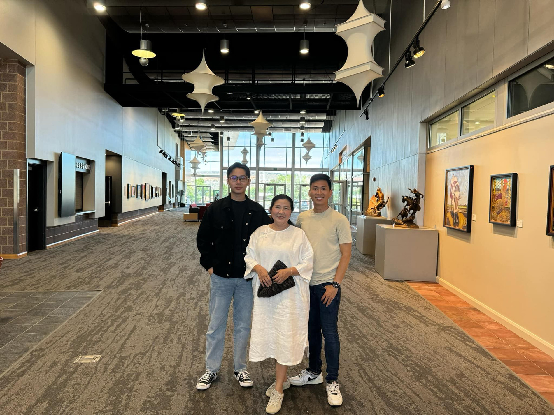 chang trai Da Nang dua me di du lich My 1.jpg