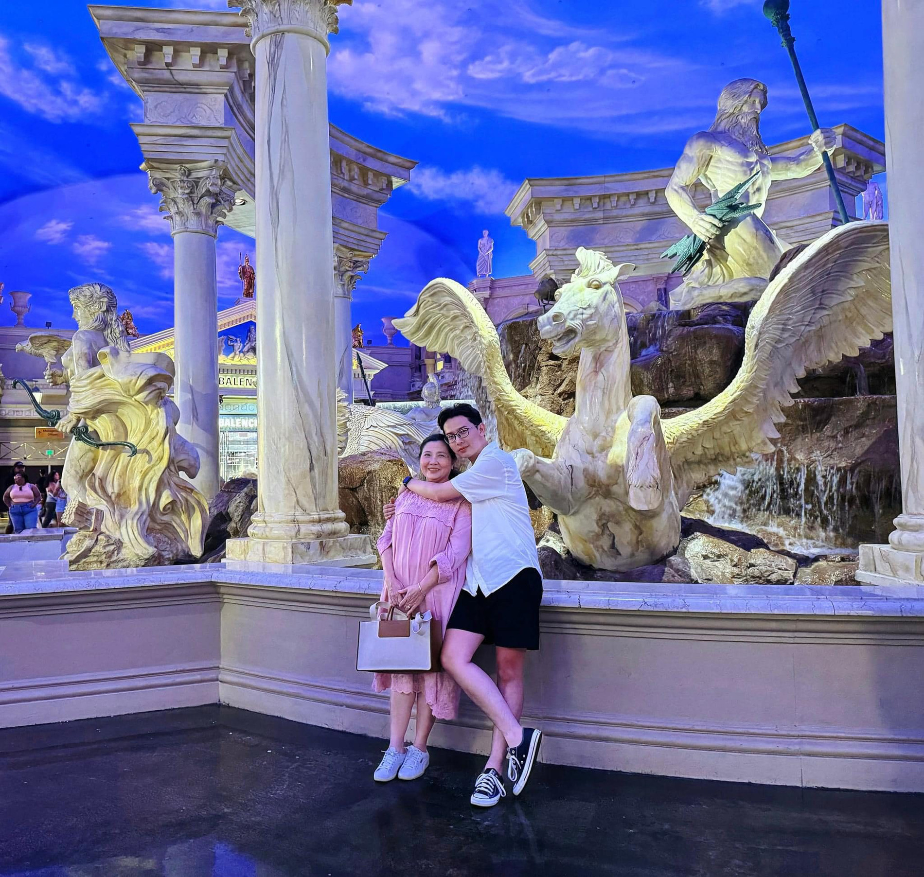 chang trai Da Nang dua me di du lich My 2.jpg