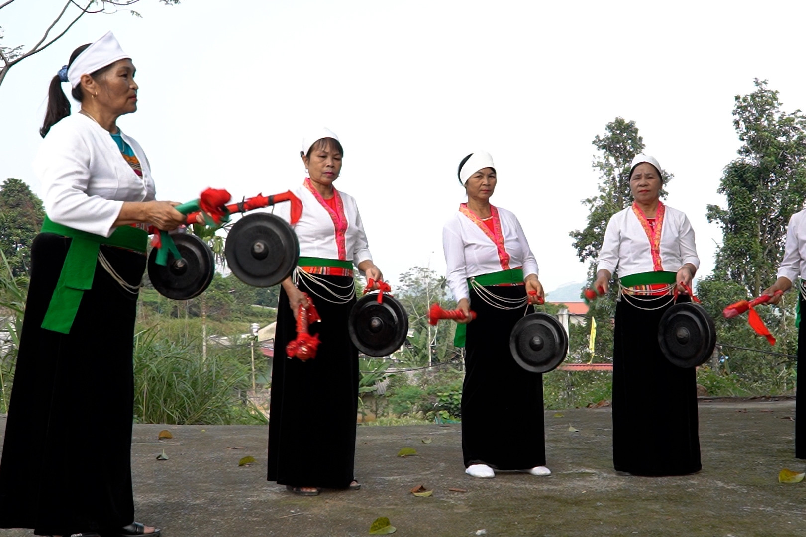 Để tiếng cồng chiêng ngân vang khắp bản Mường