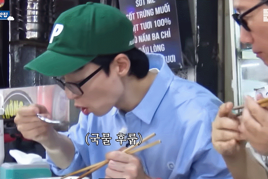 Khách Hàn ngồi vỉa hè Hà Nội ăn trưa, ngỡ ngàng khi biết giá tiền