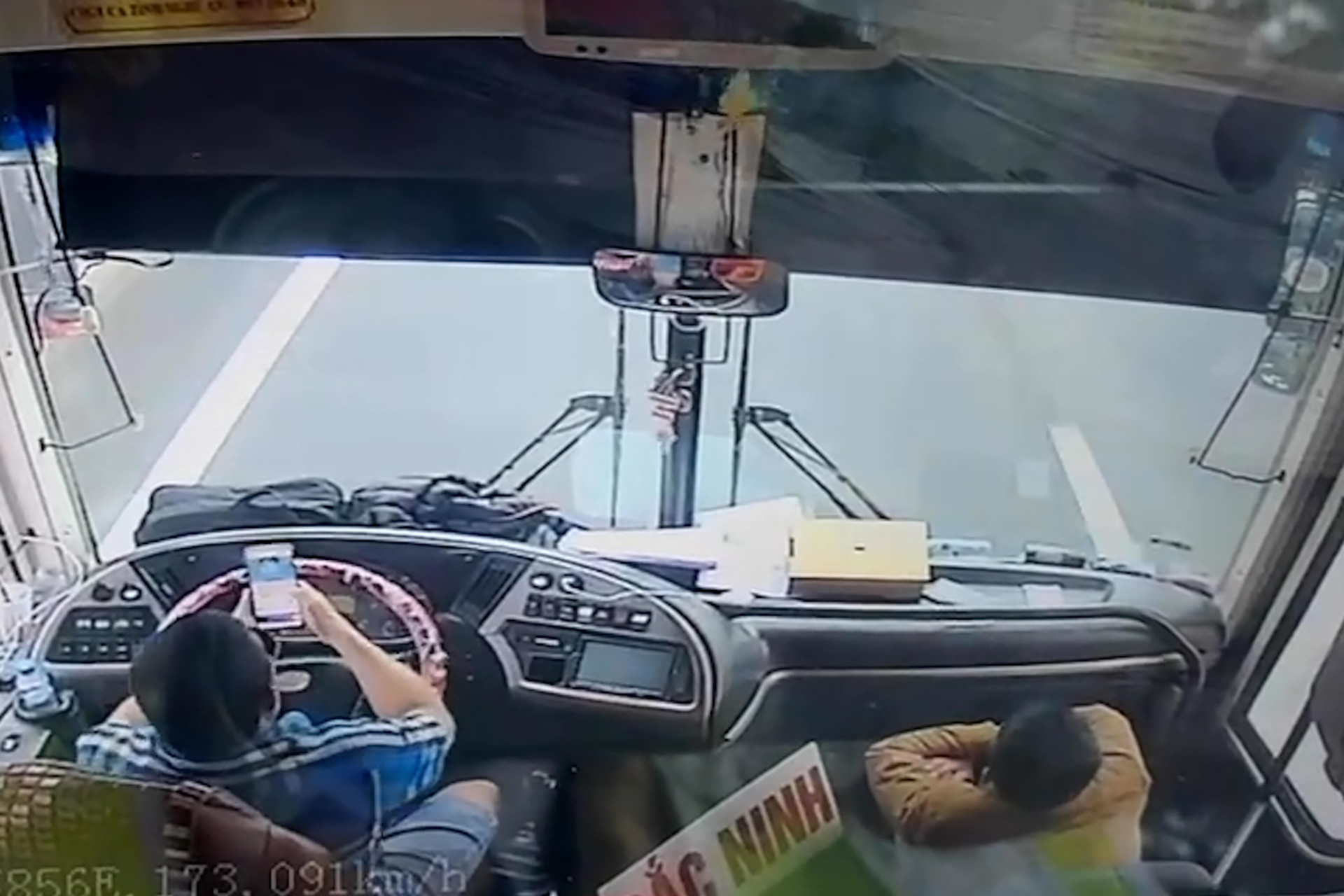 tai xe dung dien thoai.jpg