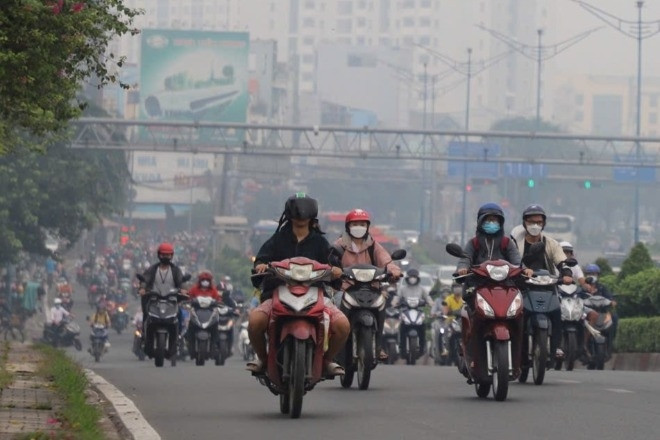 TPHCM: Lớp mù dày đặc bao phủ toàn thành phố, cảnh báo bụi ô nhiễm