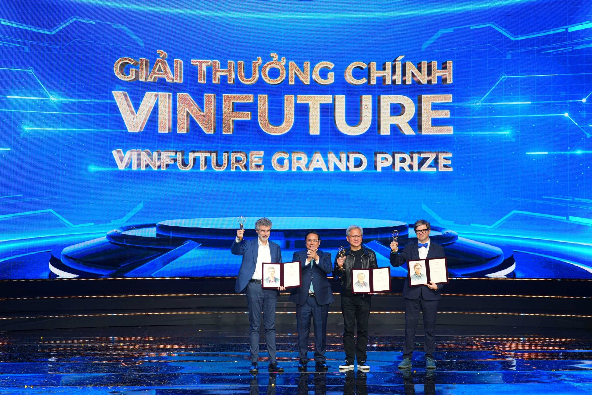 Hội đồng Giải thưởng VinFuture nói gì về quyết định vinh danh CEO NVIDIA?