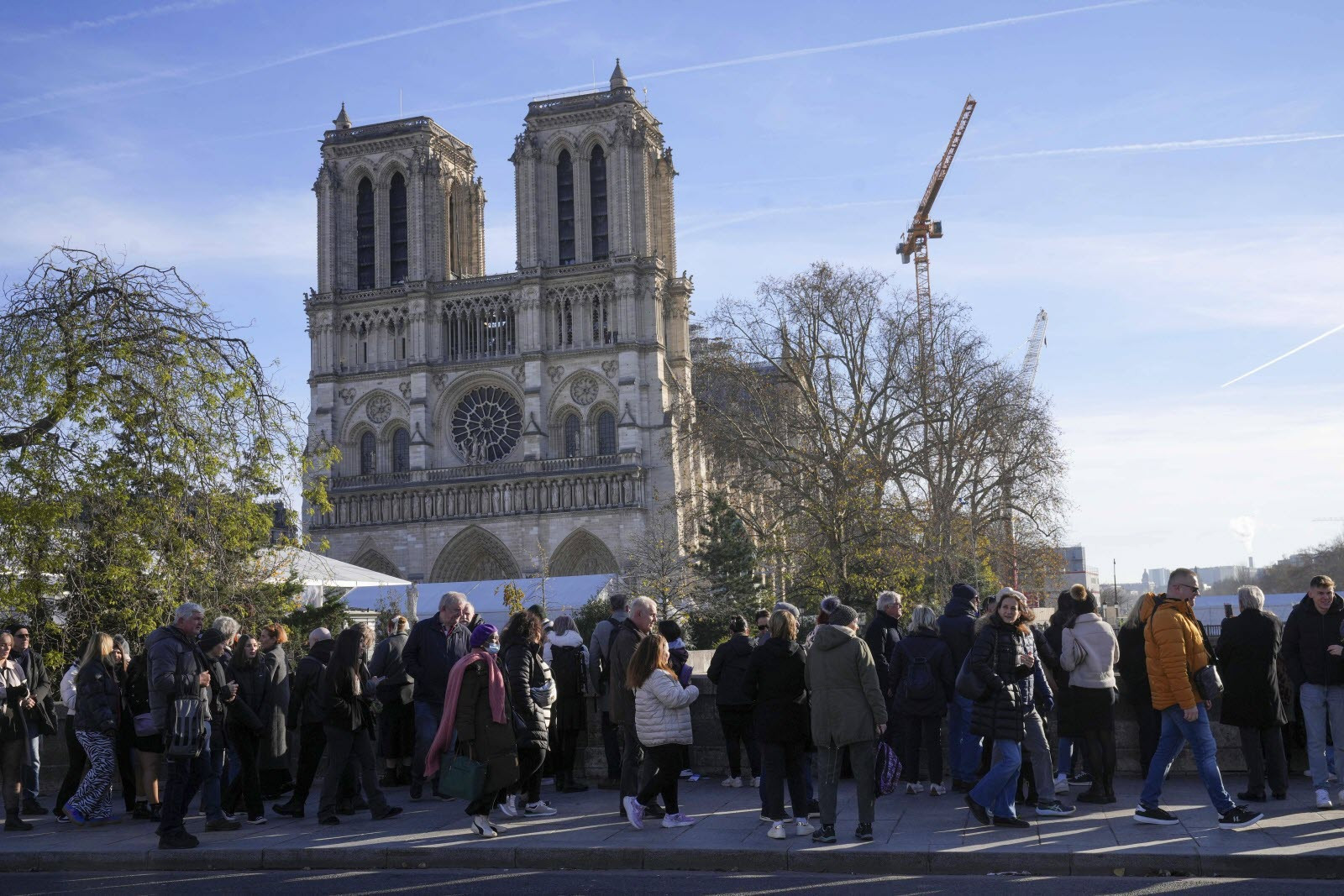 vendredi 29 novembre une foule de gens est venue assister a l ultime visite du chantier de la cathedrale notre dame de paris par le president de la republique emmanuel macron p9.jpg