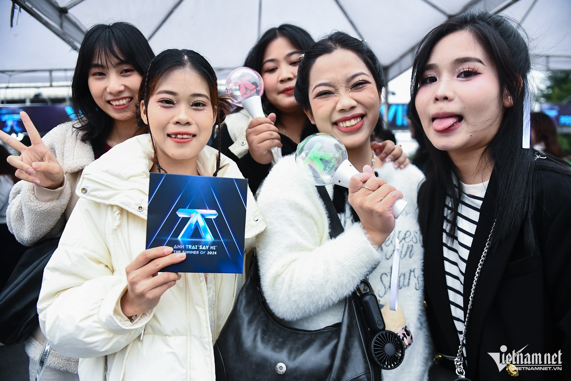 W-anh trai say hi 4.jpg