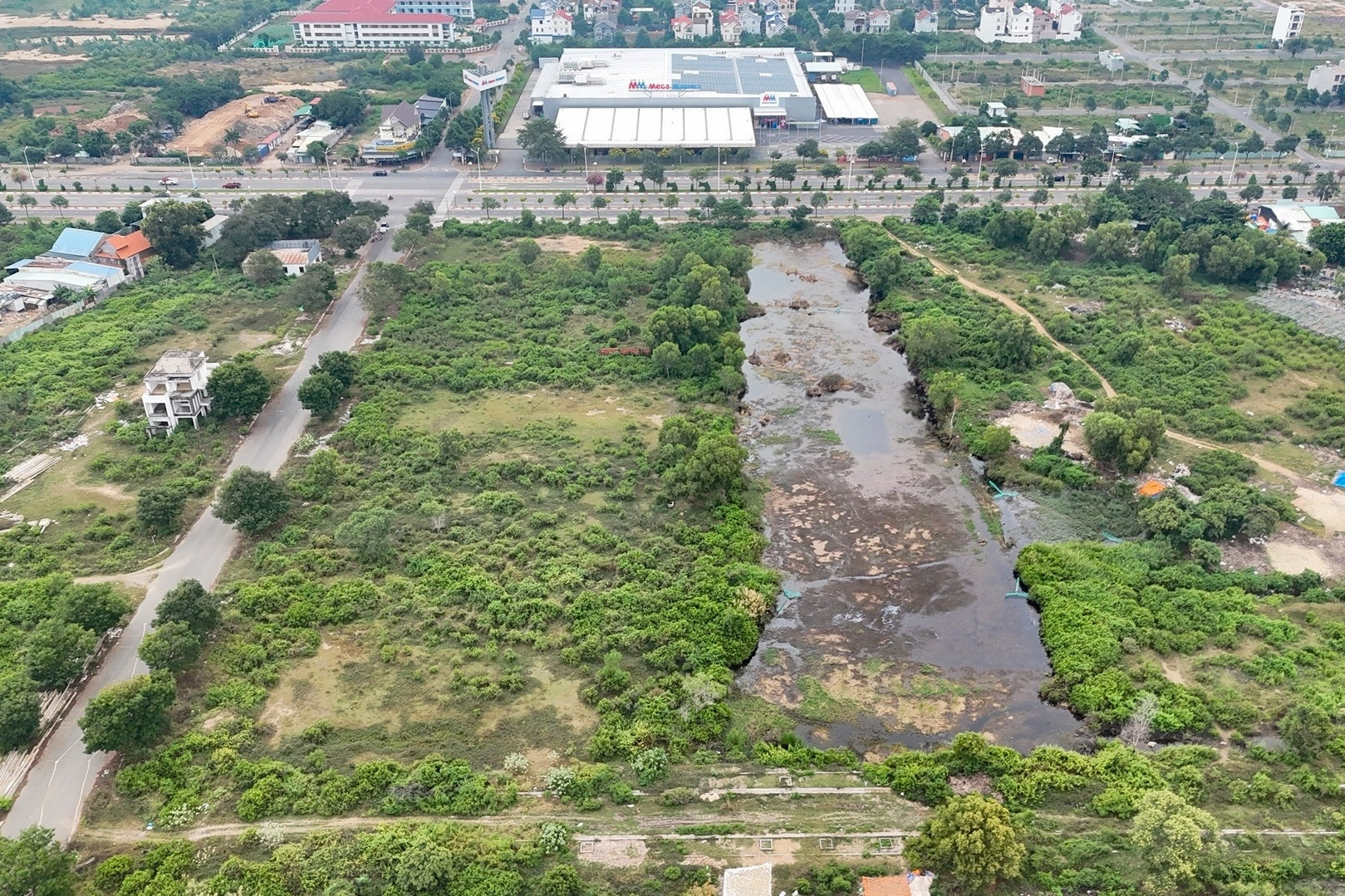 Cảnh hoang tàn bên trong siêu dự án 43ha sau 1 thập kỷ 'đứng im'