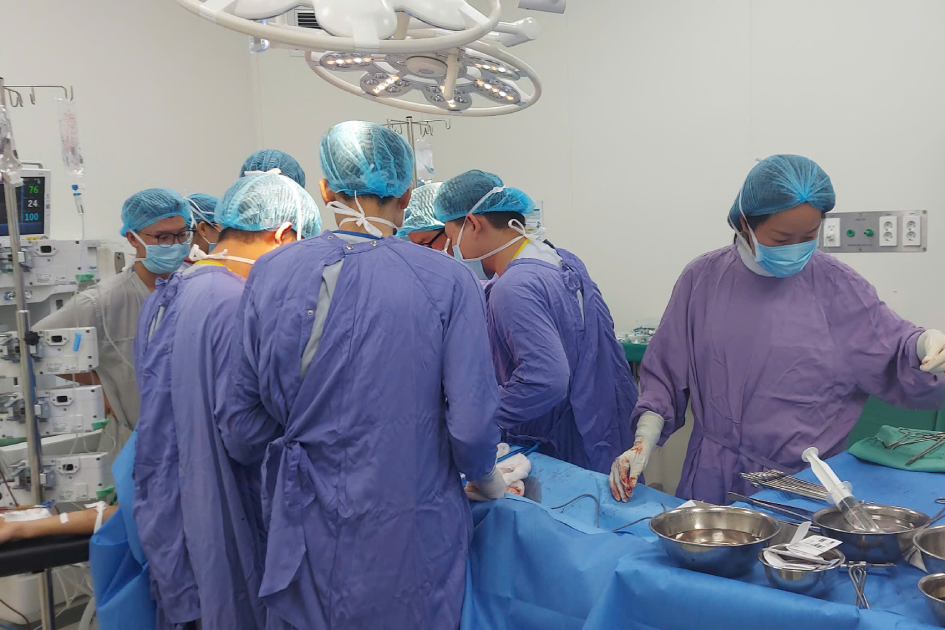 Cuộc gọi lúc nửa đêm khiến toàn bệnh viện khẩn cấp cứu nam thanh niên nguy kịch