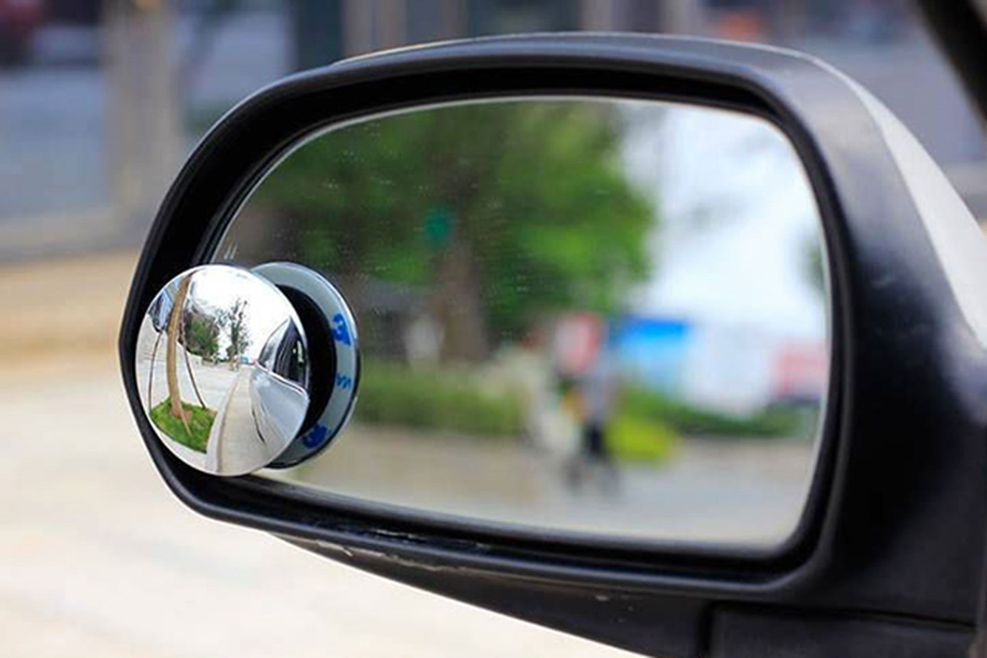 guong xoa diem mu tren oto_1579070699.jpg