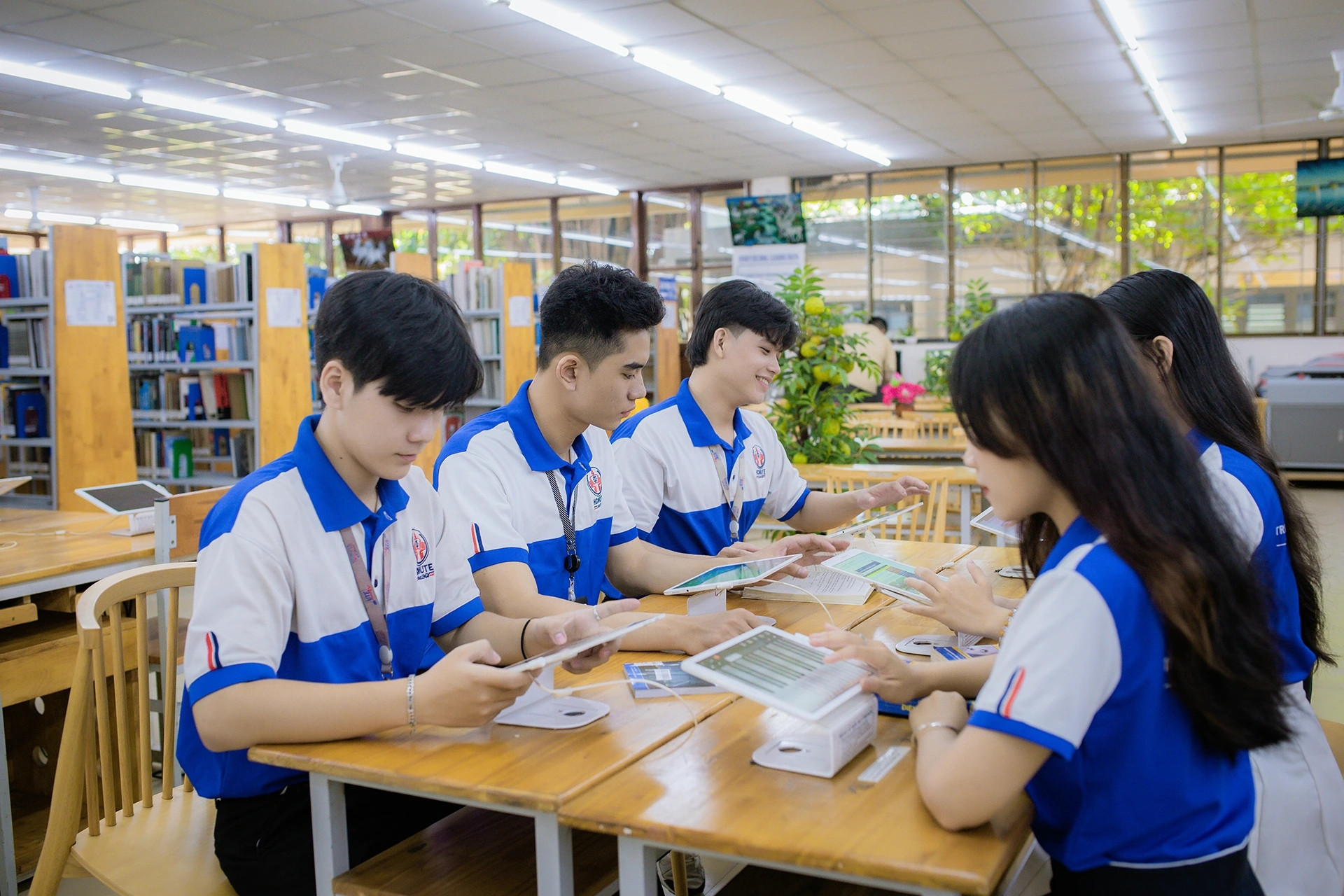 Sinh viên nữ được yêu cầu không mặc quần jean rách, váy ngắn trên gối đến trường