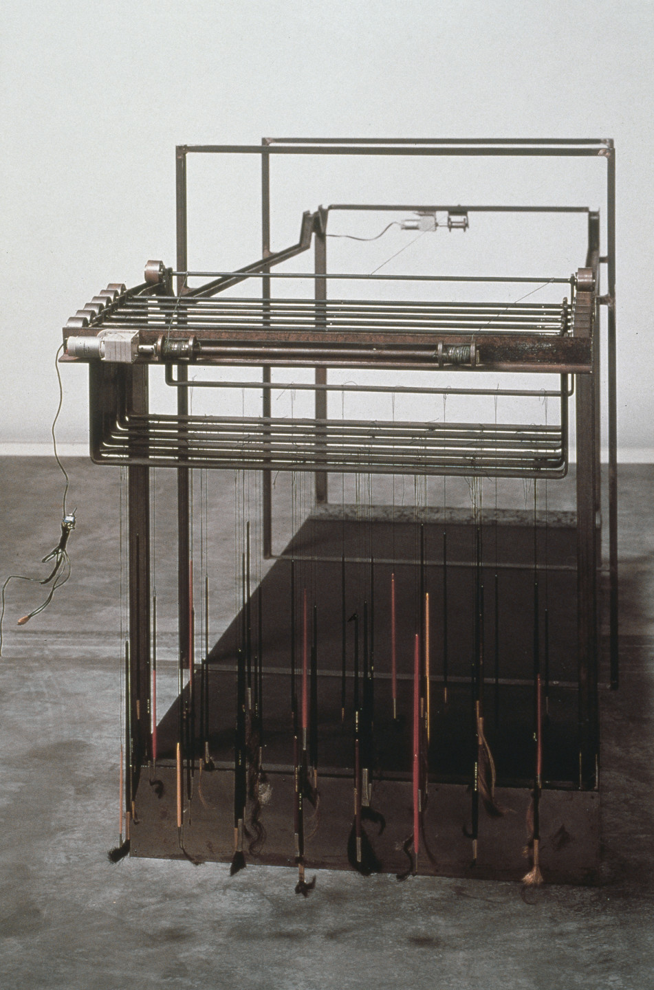 Vô đề 1 (Máy vẽ) (1990)   Tác phẩm gồm máy vẽ và 7 bức tranh.jpg