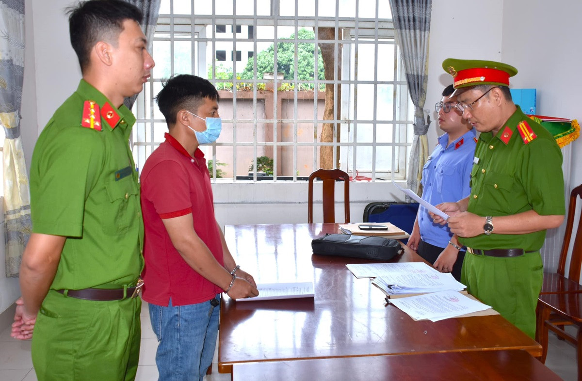 Cấu kết lập khống phiếu cấp dầu chiếm đoạt hơn 8 tỷ đồng, 7 người bị bắt.jpg