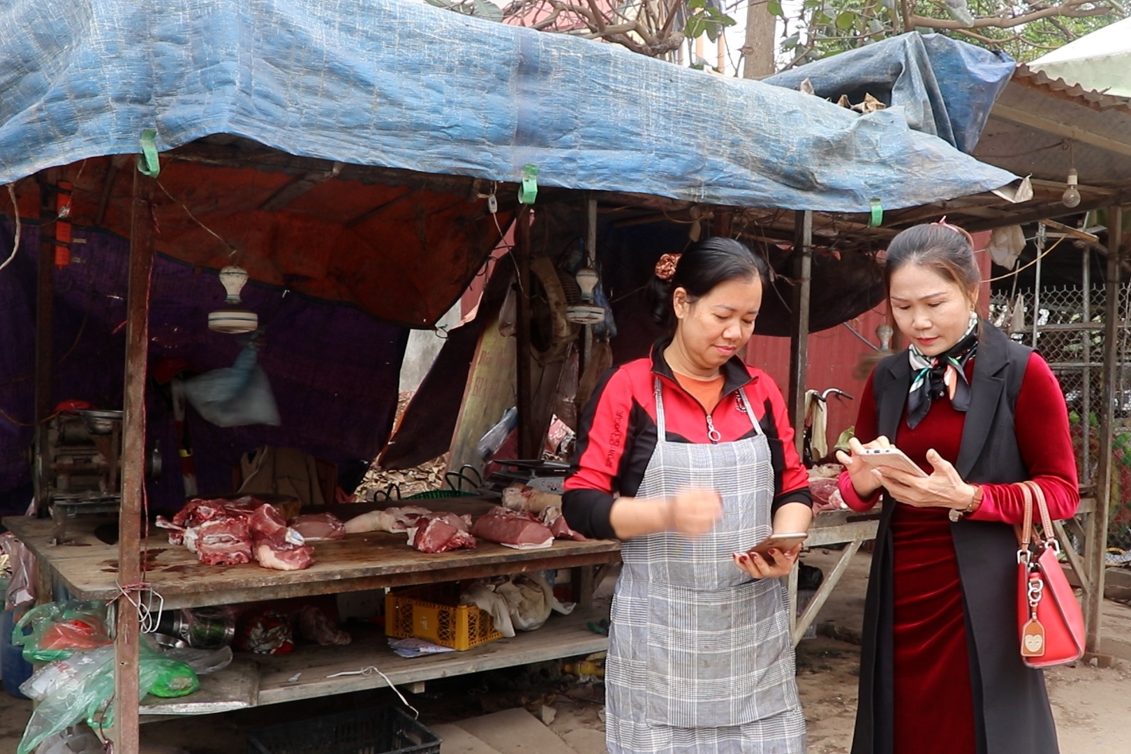 Nhờ tuyên truyền, chị em tiểu thương tích cực chuyển hướng kinh doanh online