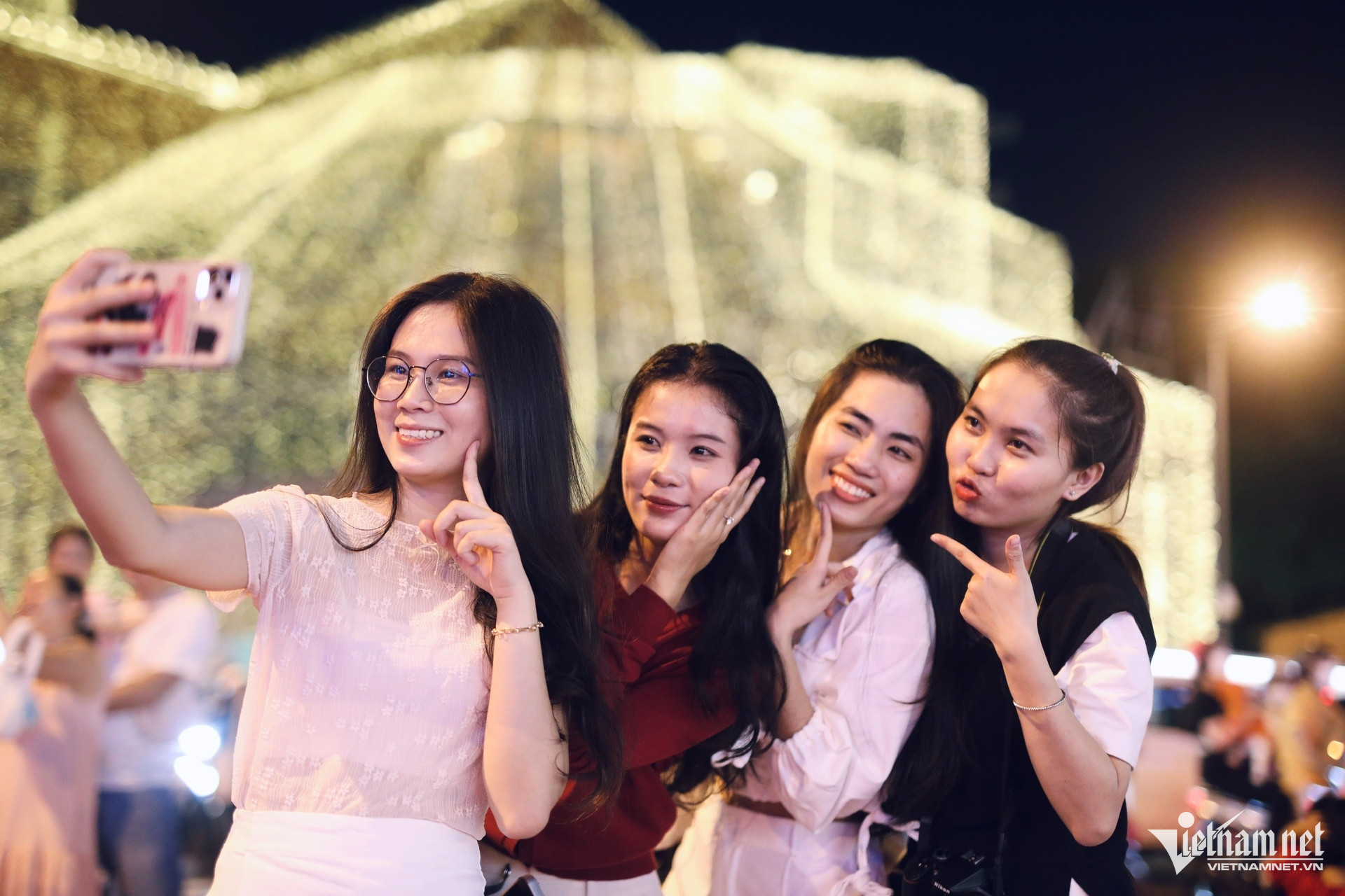 W-nhà thờ Đức Bà, TPHCM.jpg