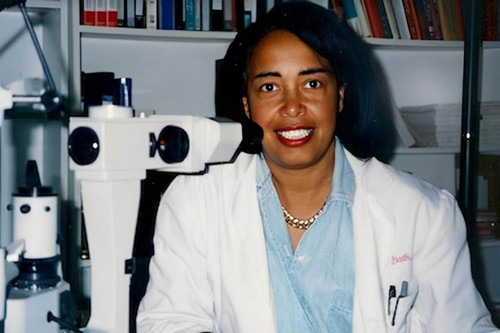 Bi kịch cuộc đời nữ bác sĩ da màu khôi phục thị lực hàng triệu người