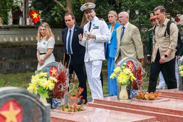 Bộ trưởng Quân đội Pháp thăm phần mộ liệt sĩ Tô Vĩnh Diện, Bế Văn Đàn