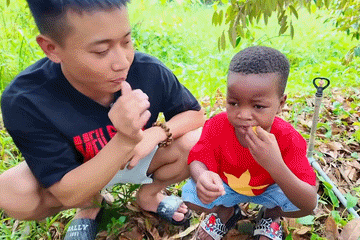 Cậu bé châu Phi du lịch xuyên Việt, mê tít đặc sản 'bốc mùi' ở miền Tây