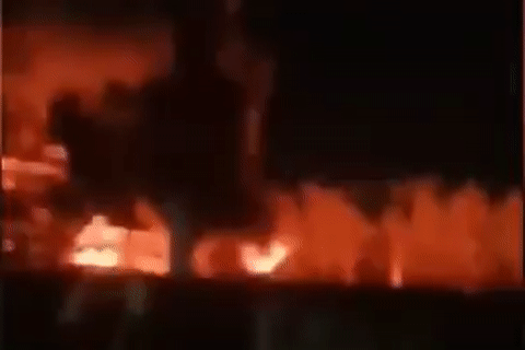 Video nhà máy lọc dầu Nga bốc cháy vì UAV Ukraine đâm trúng