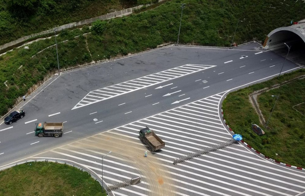 Hàng loạt xe tải chở đất ‘xé rào' vào cao tốc, quay đầu trước cửa hầm Thung Thi