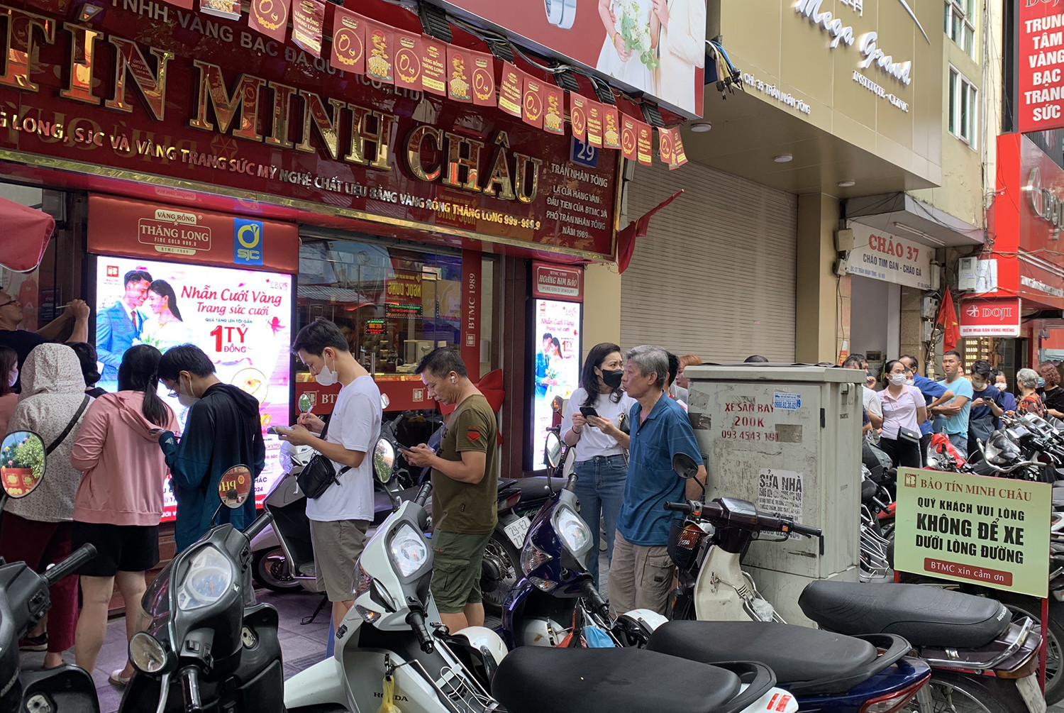 Việt Nam: đi mua vàng mà phải xếp hàng dài như xin ăn miễn phí  Hang-xang-dai-695