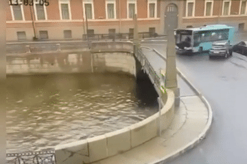 Khoảnh khắc xe buýt mất lái lao xuống sông ở Nga