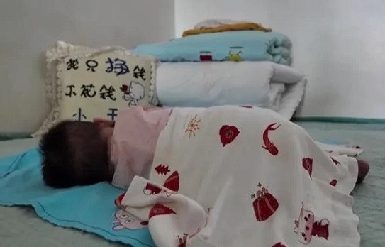 Lừa tiền của người giúp việc, cặp vợ chồng nhẫn tâm bỏ trốn để lại con thơ