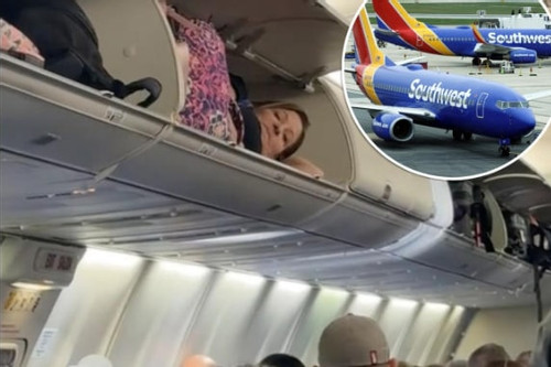 Người phụ nữ nằm ngủ trong ngăn chứa hành lý trên máy bay gây xôn xao
