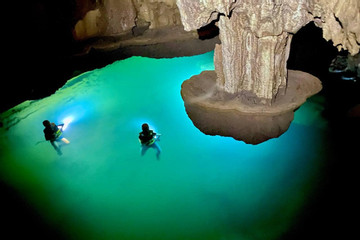 Phát hiện hồ nước trong vắt, 'treo' lơ lửng trên vách hang ở Quảng Bình