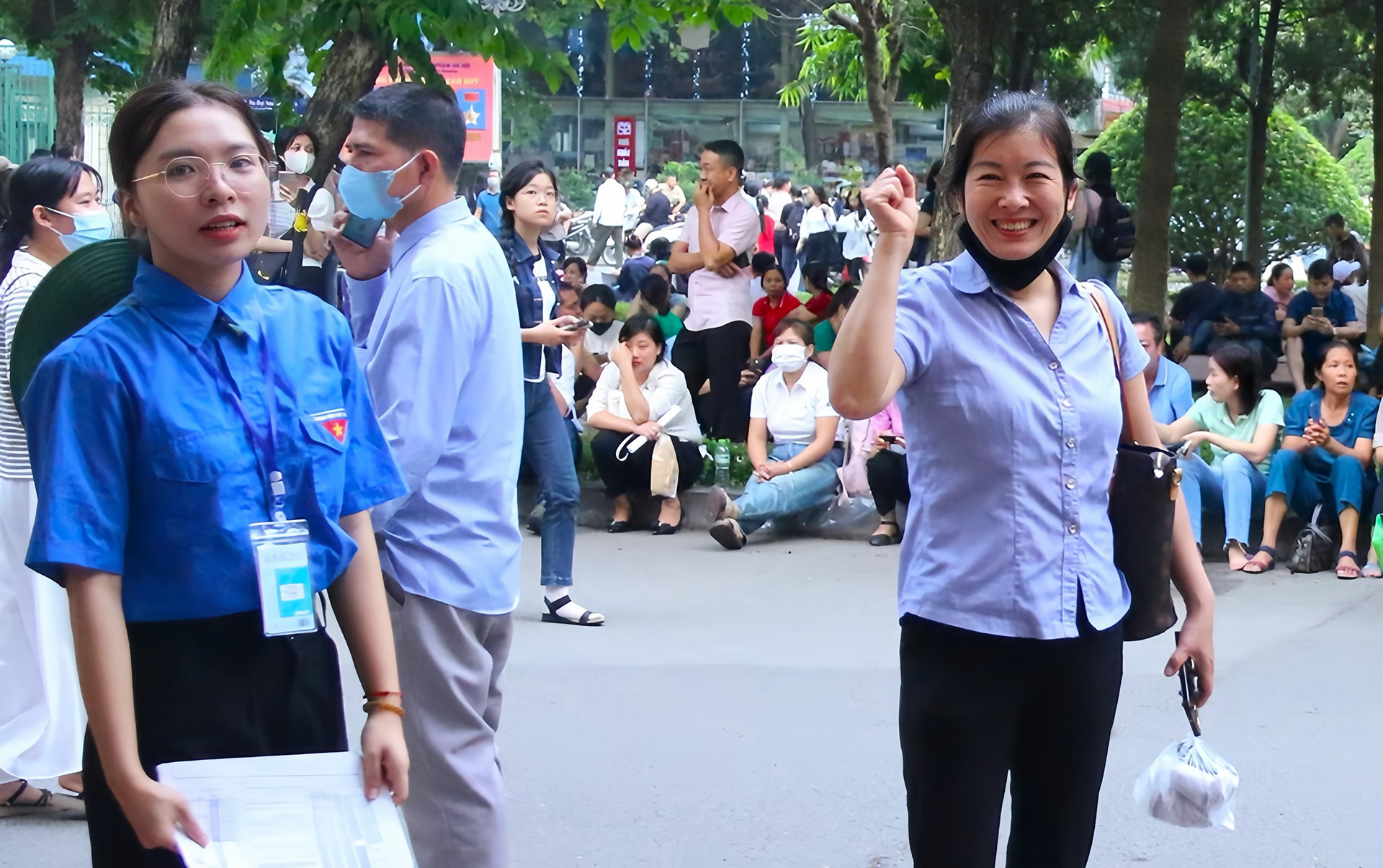 phụ huynh đưa con đi thi đánh giá năng lực tại Đại học Sư phạm Hà Nội