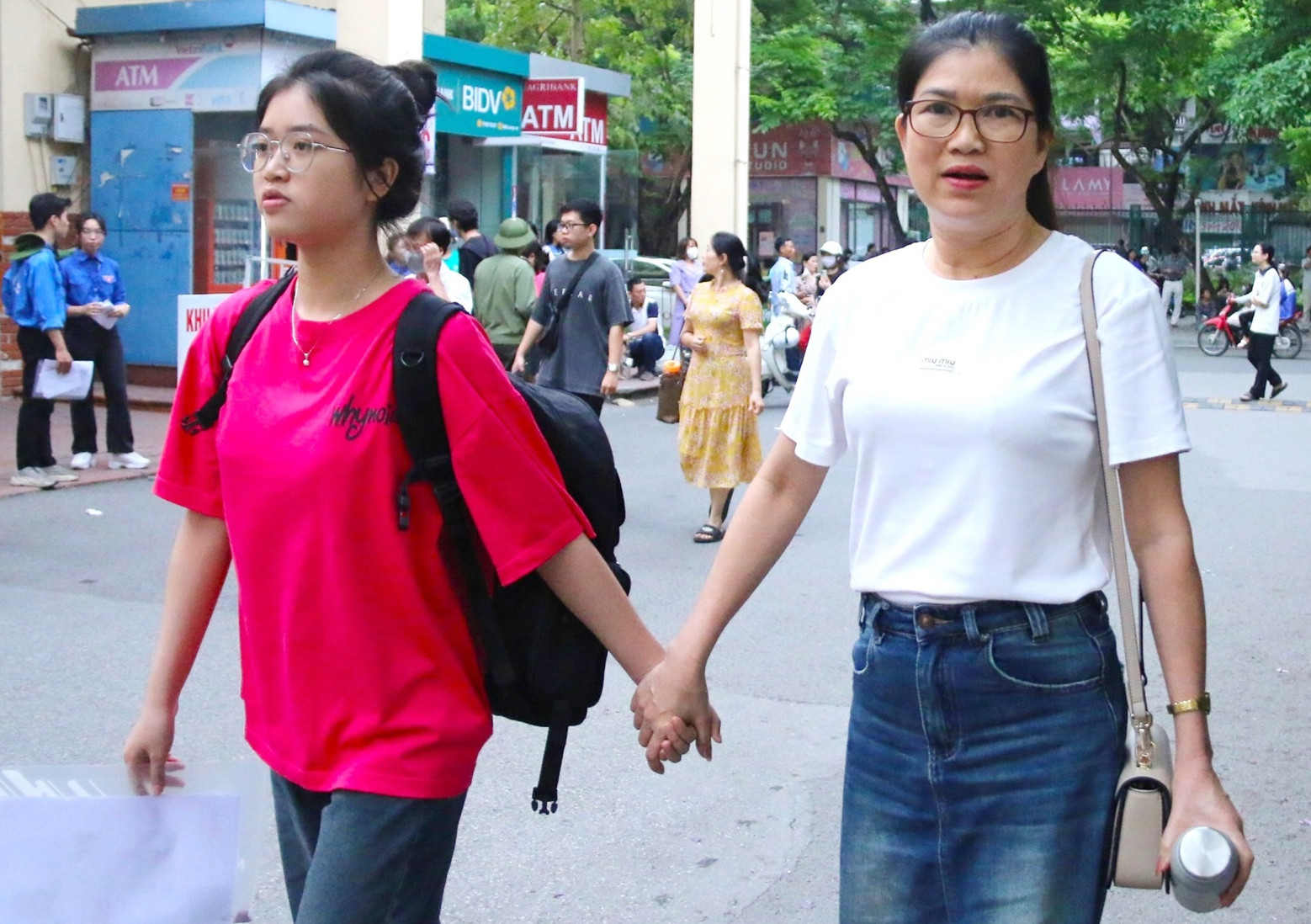 phụ huynh và thí sinh đi thi đánh giá năng lực