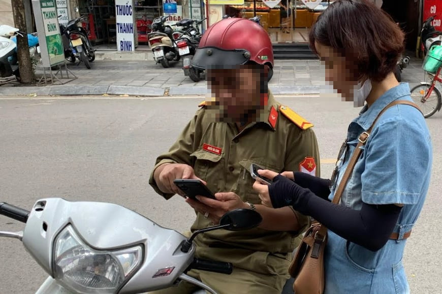 Tiệm vàng ngừng bán, dân mua bán vàng ‘sang tay’ tấp nập ngoài đường như mua rau