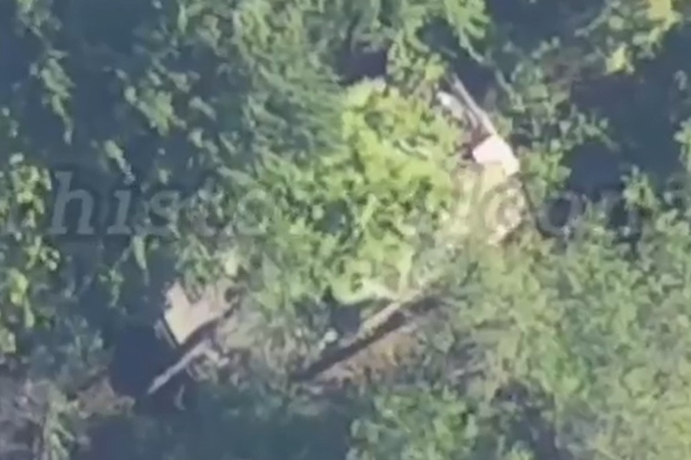UAV Nga tấn công xe tăng Abrams Ukraine ngụy trang giữa rừng cây