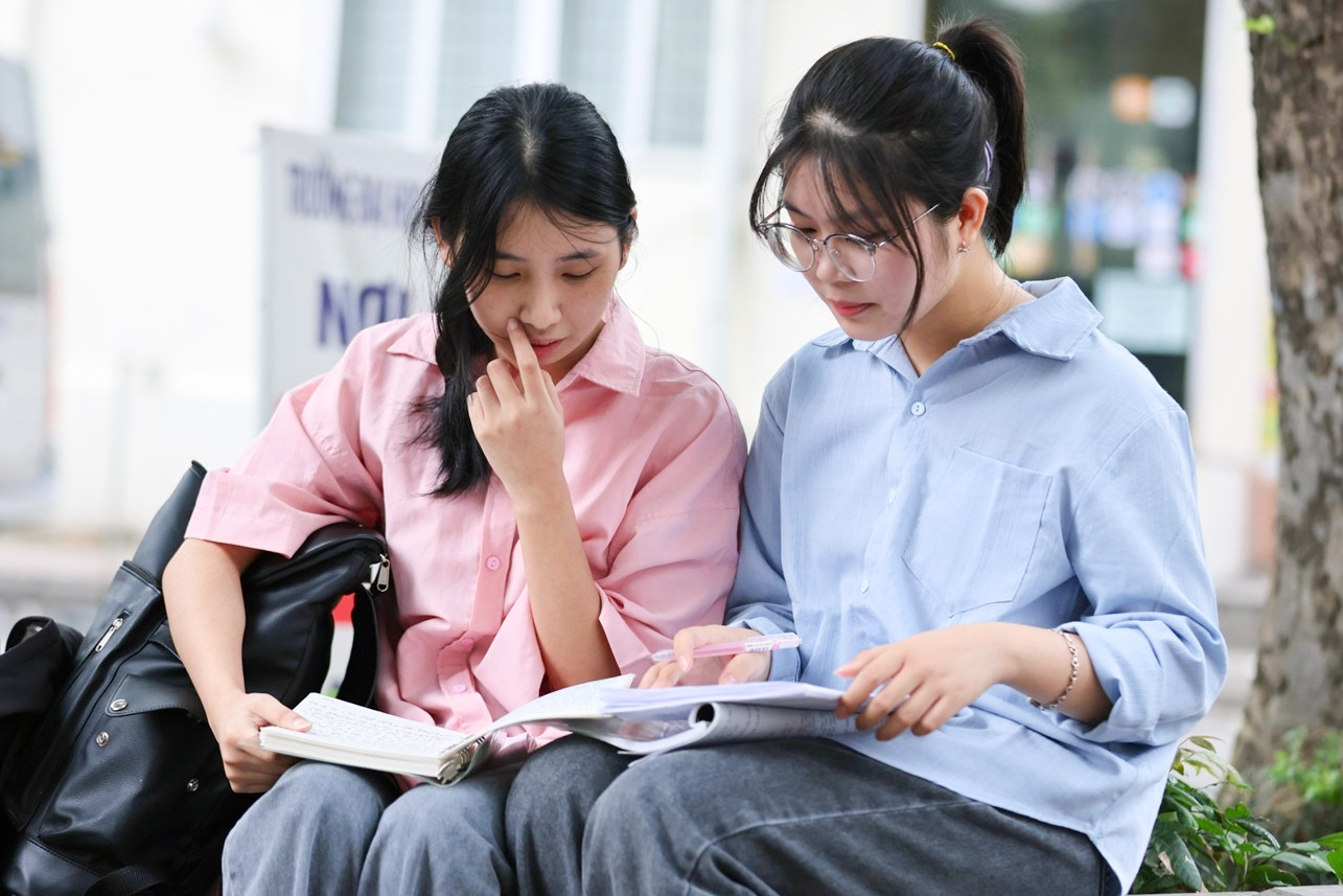 Vượt 300km có mặt tại Hà Nội từ 3h để tìm suất vào đại học sớm