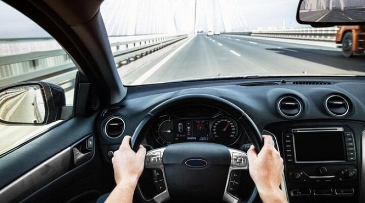 Ghế ngồi của tài xế không phải ở trung tâm xe. (Ảnh minh hoạ).