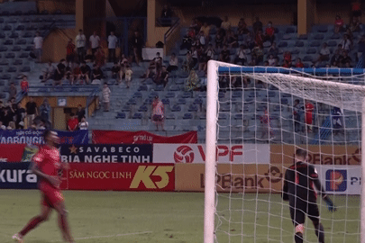 HLV Kiatisuk lý giải cơn giận của Nguyễn Filip ở phút cuối trận