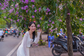'Nàng thơ' xếp hàng, trèo ghế nhựa check-in cây bằng lăng hot nhất Hà Nội