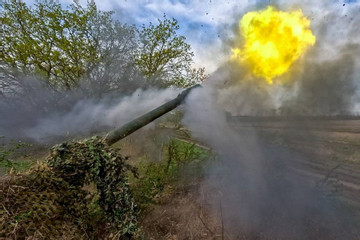 Nga nói kiểm soát 5 làng ở Kharkiv, Mỹ duyệt bán pháo HIMARS cho Ukraine