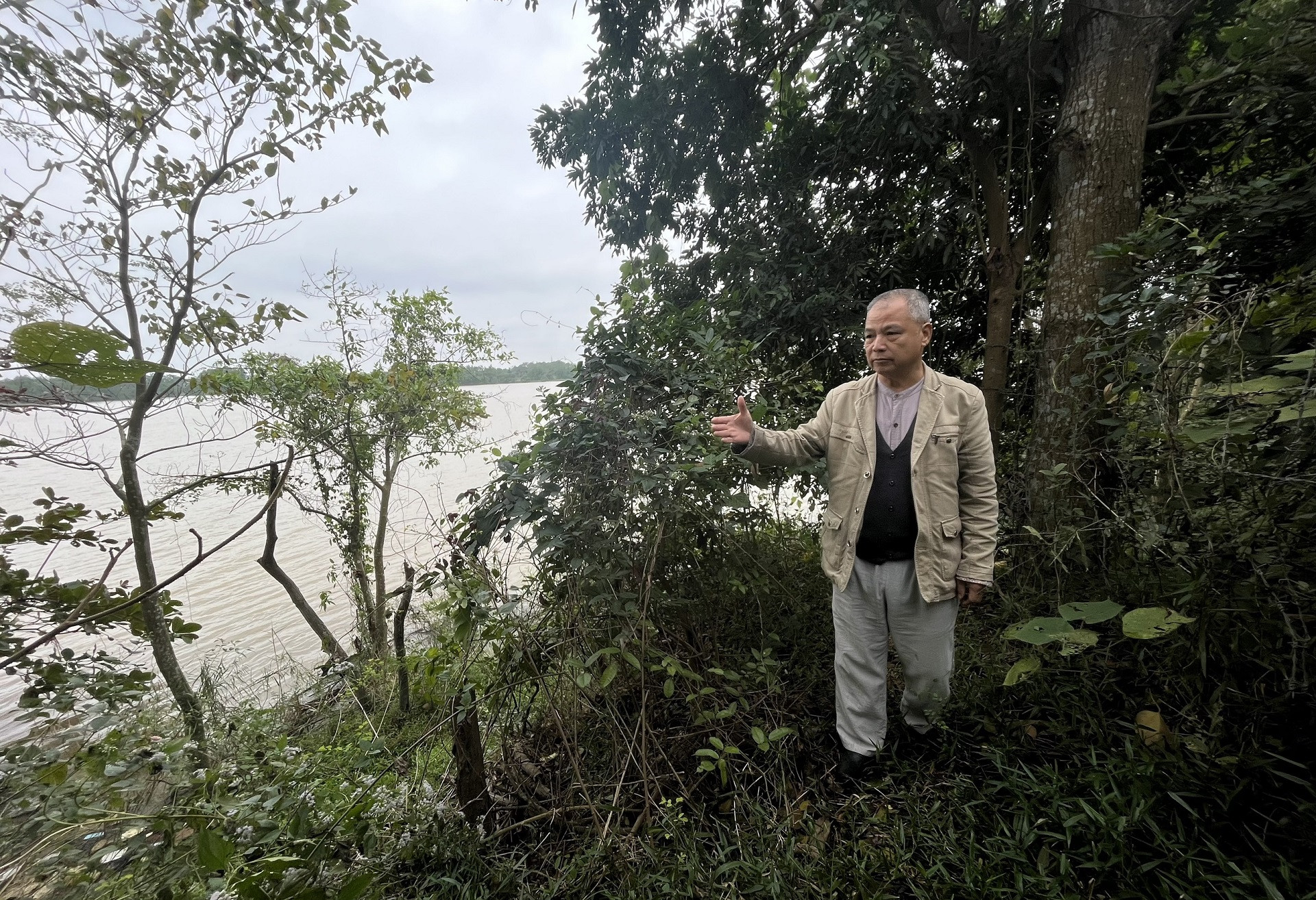 Ông Nguyễn Vệ tại vị trí tìm thấy trống đồng bên Sông Mã.jpg